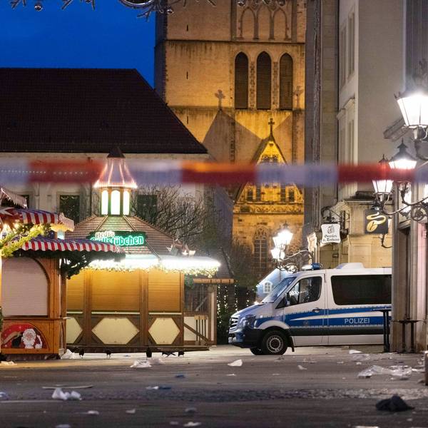 21.12.2024, Sachsen-Anhalt, Magdeburg: Ein Einsatzfahrzeug der Polizei steht auf dem Weihnachtsmarkt in Magdeburg.