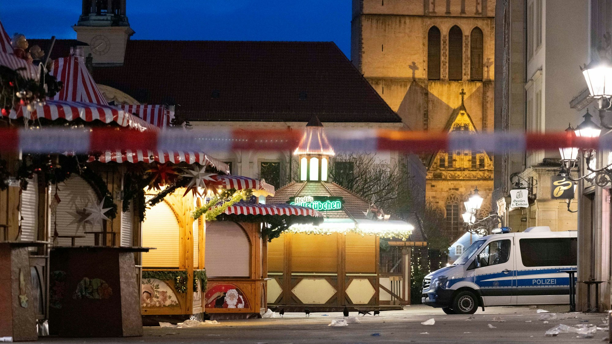21.12.2024, Sachsen-Anhalt, Magdeburg: Ein Einsatzfahrzeug der Polizei steht auf dem Weihnachtsmarkt in Magdeburg.