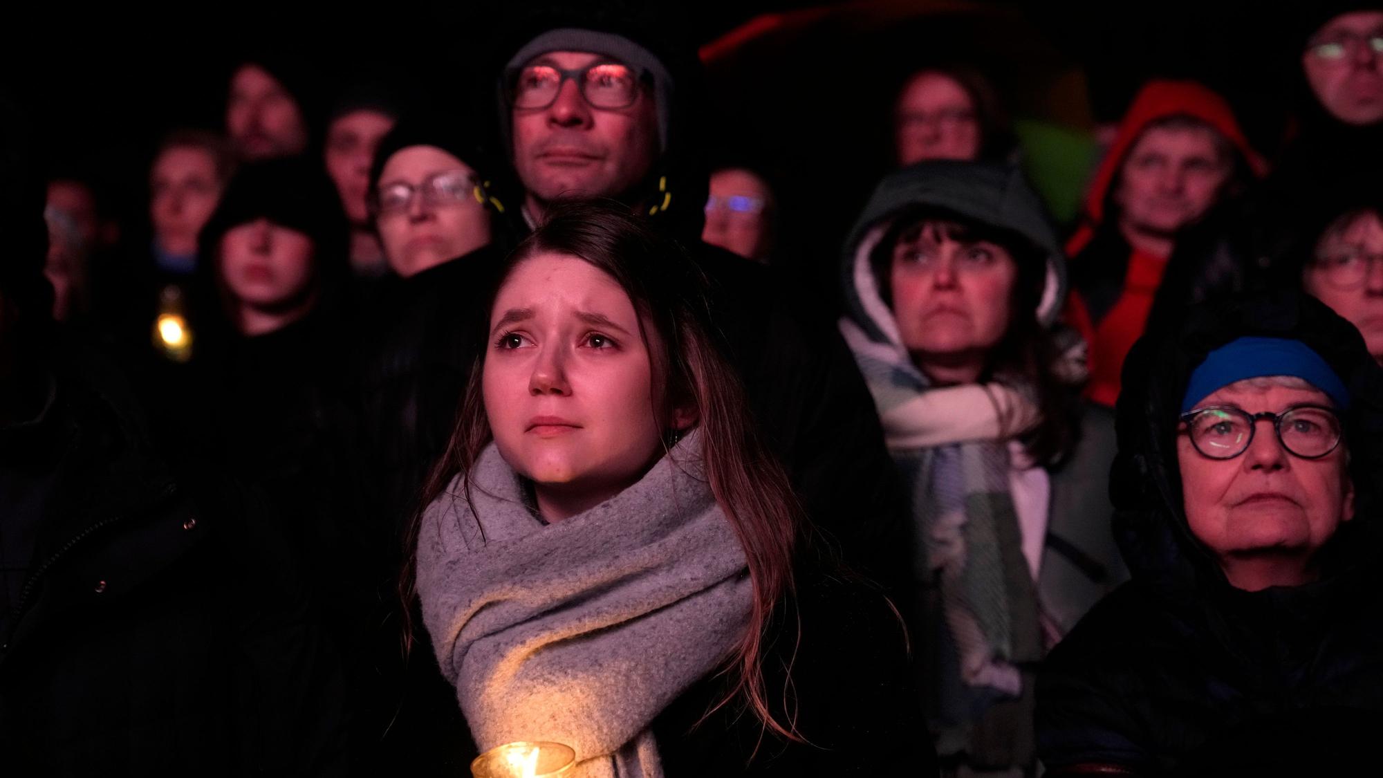Menschen gedenken am Samstagabend vor dem Magdeburger Dom den Opfern des Anschlags auf den Weihnachtsmarkt.