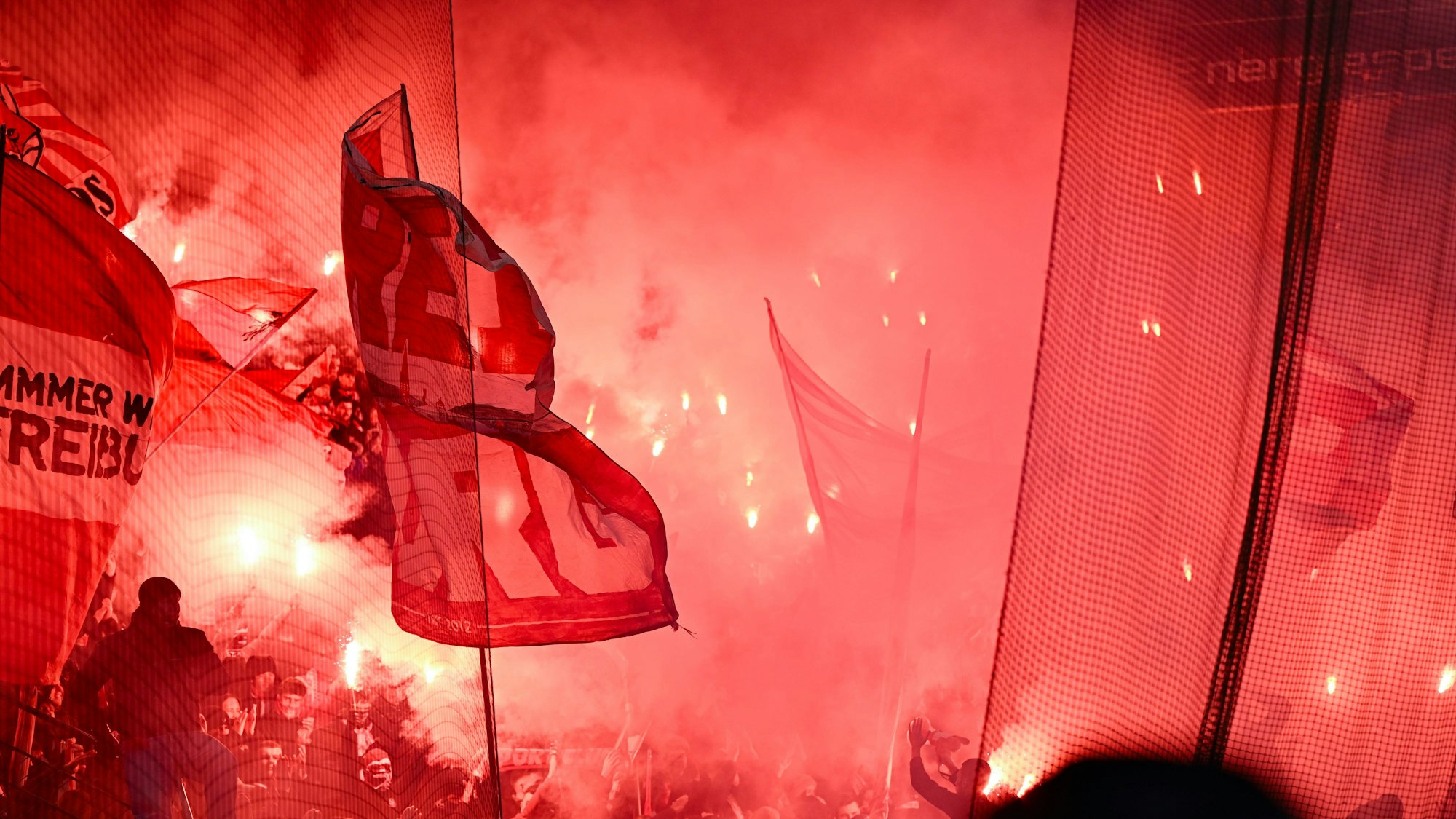 Pyrotechnik im Freiburger Fanblock unmittelbar nach der Schweigeminute für die Opfer in Magdeburg.