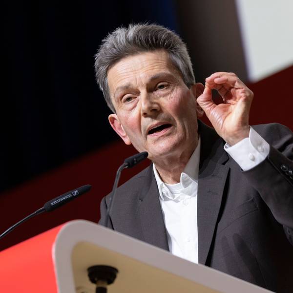 Rolf Mützenich (SPD), Vorsitzender der SPD-Bundestagsfraktion, spricht bei der Nordrhein-Westfalen SPD Landesdelegiertenkonferenz zur Aufstellung der Bundestagsreserveliste für die Wahl am 23. Februar 2025.