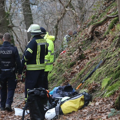 Großer Einsatz der Feuerwehr und Polizei nach Knochenfund in der Nähe des Rheinsteigs unterhalb des Drachenfelsplateaus in einem Steilhang.