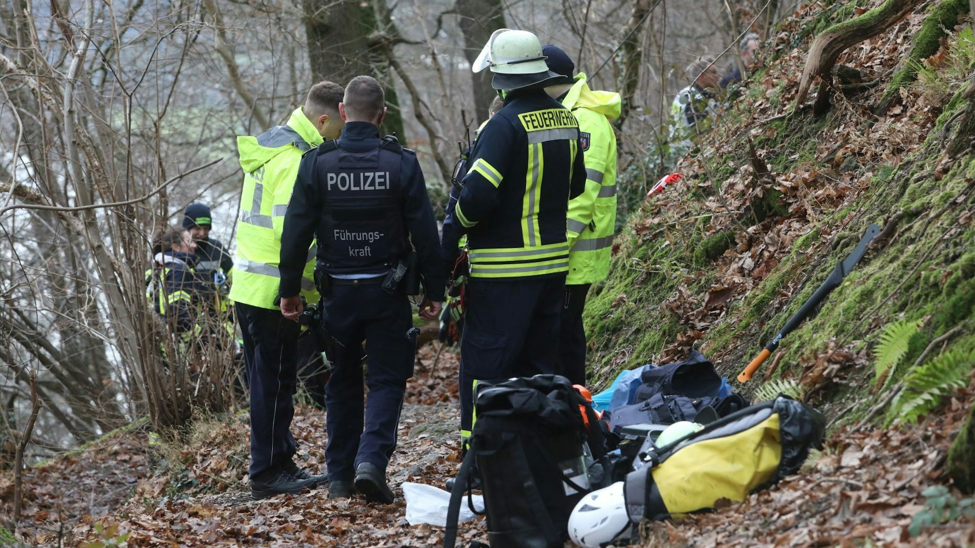 Großer Einsatz der Feuerwehr und Polizei nach Knochenfund in der Nähe des Rheinsteigs unterhalb des Drachenfelsplateaus in einem Steilhang.