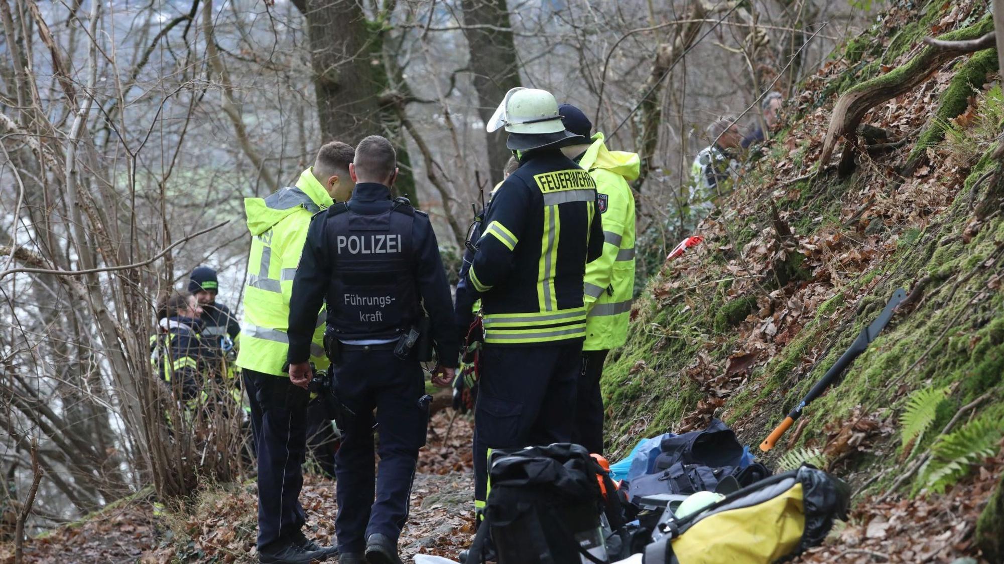 Großer Einsatz der Feuerwehr und Polizei nach Knochenfund in der Nähe des Rheinsteigs unterhalb des Drachenfelsplateaus in einem Steilhang.