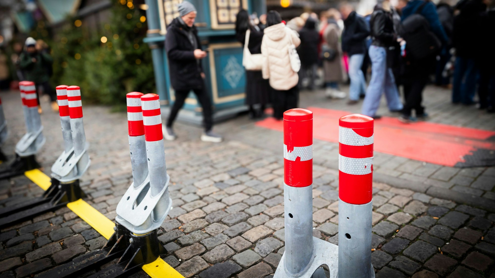 Mobile Sperren vor dem Weihnachtsmarkt am Heumarkt.