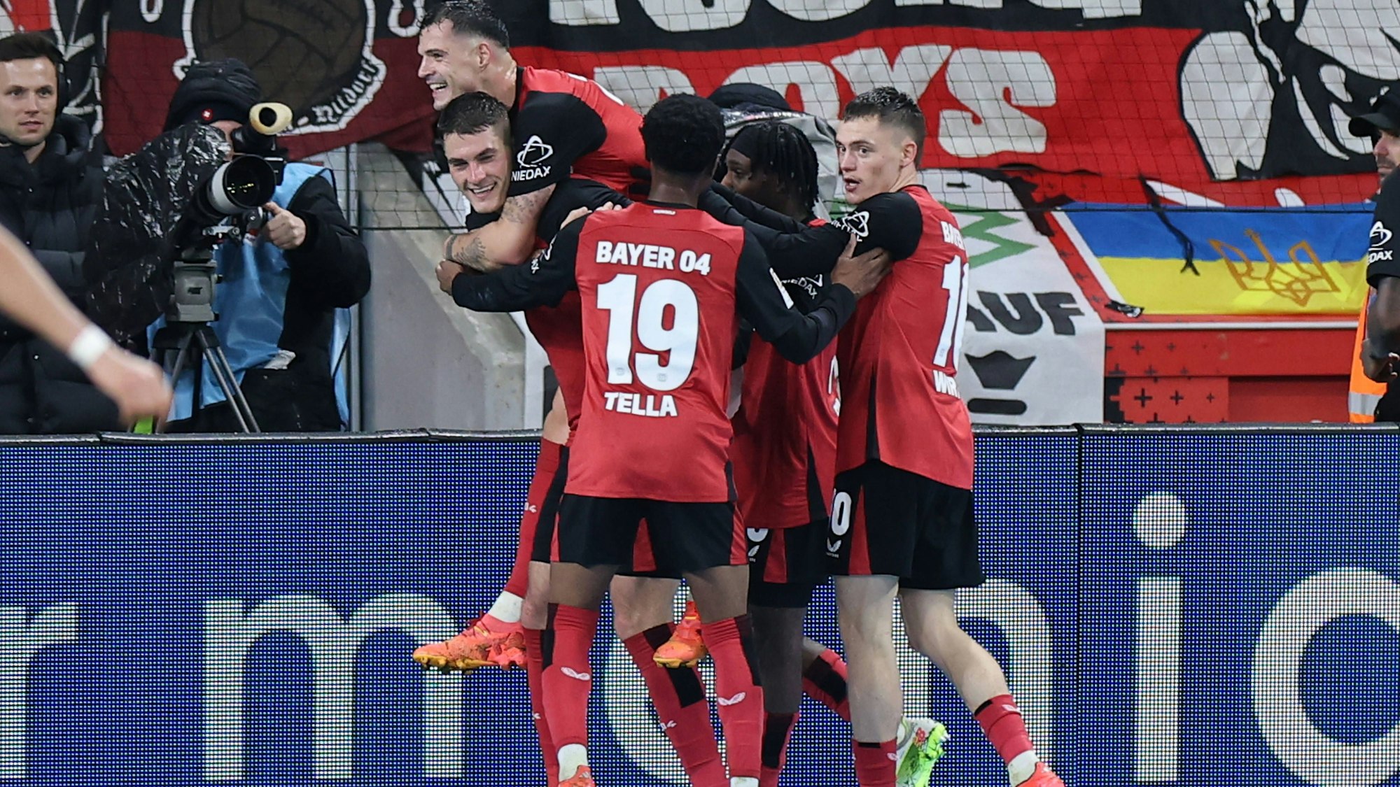 Leverkusener Torjubel /nach dem 3:1 mit Torschütze Patrik Schick (l.) und Vorbereiter Florian Wirtz (r.).
