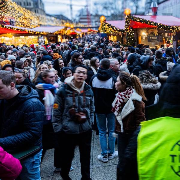Auch am Tag nach dem Anschlag drängen sich die Leute wie gewohnt über den Weihnachtsmarkt am Dom.