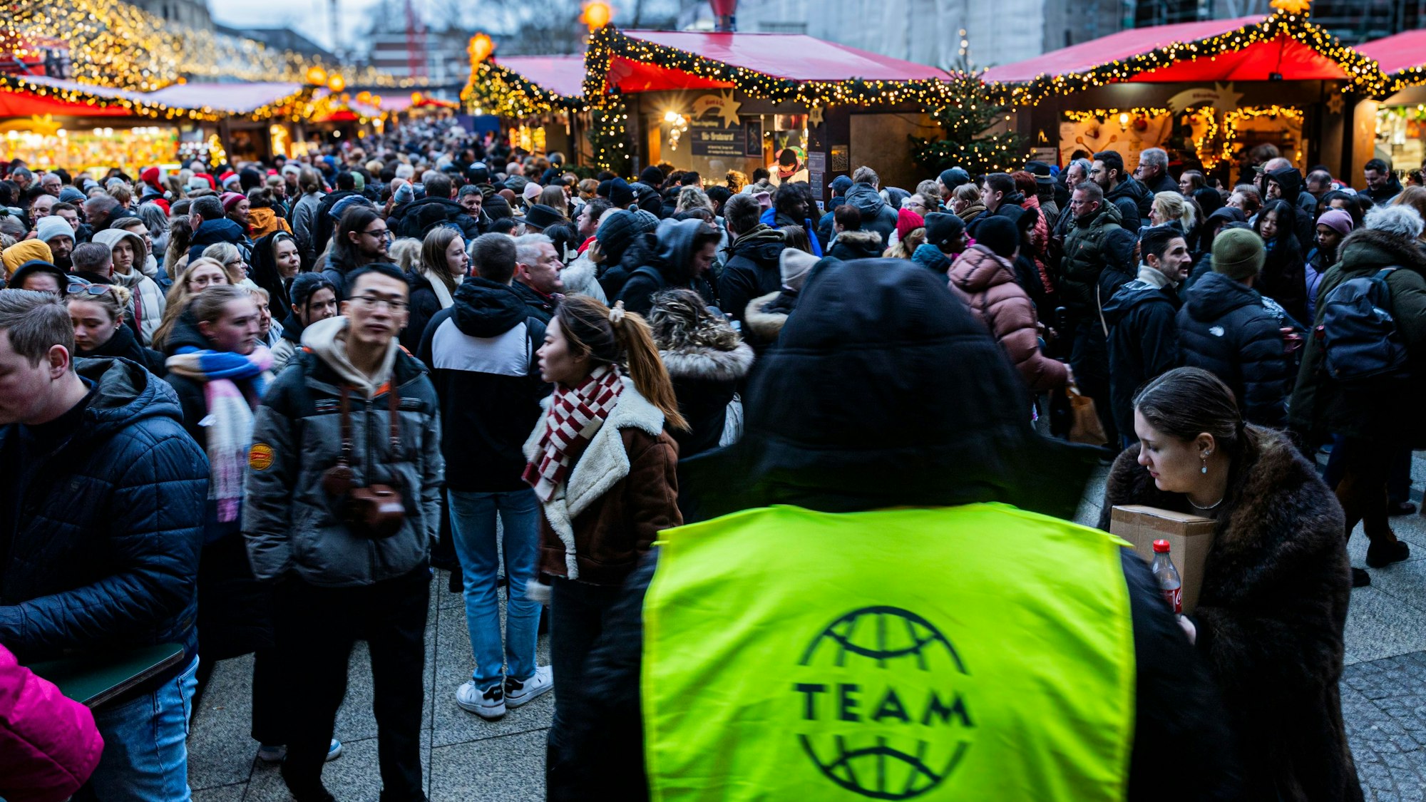 Auch am Tag nach dem Anschlag drängen sich die Leute wie gewohnt über den Weihnachtsmarkt am Dom.