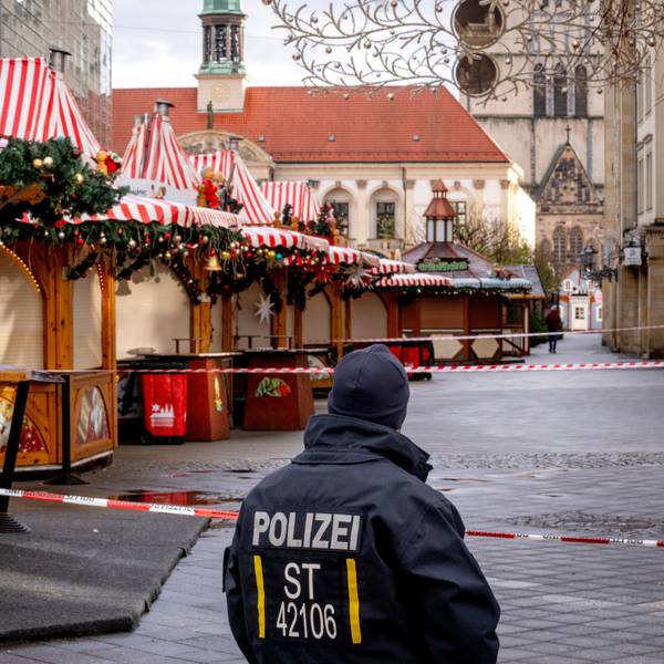 Ein Polizist steht vor dem Weihnachtsmarkt in Magdeburg, auf dem am Freitag ein Auto in die Menschenmenge raste.