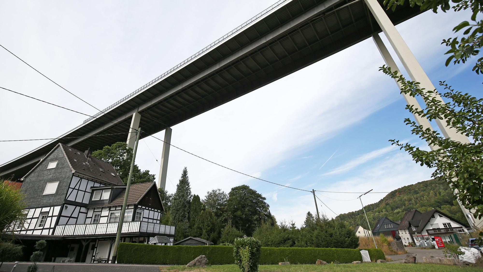 Über einer Ortschaft erhebt sich eine Autobahnbrücke.