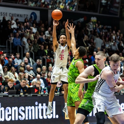 Bonns Darius McGhee bei seiner neuen Lieblingsbeschäftigung (links), dem Versenken von Dreiern.