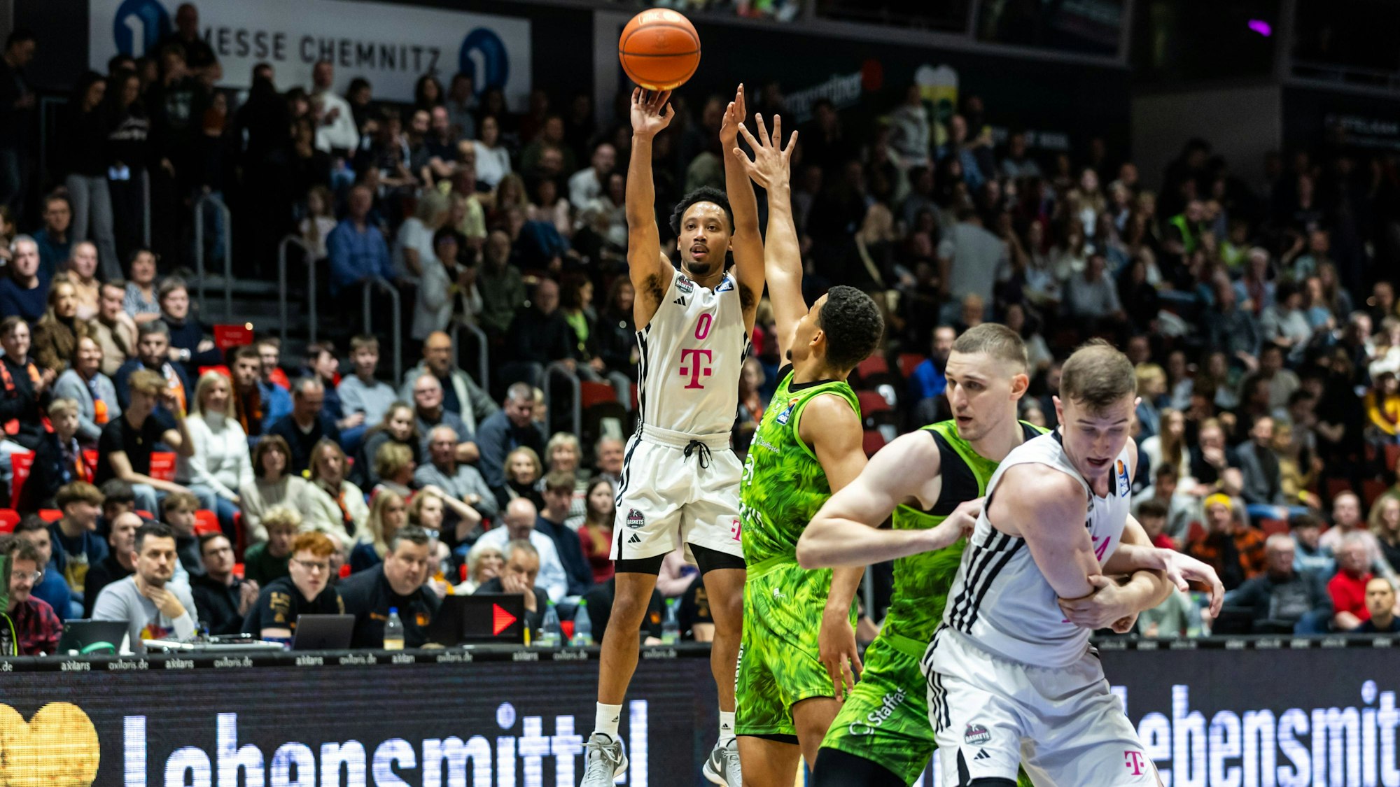 Bonns Darius McGhee bei seiner neuen Lieblingsbeschäftigung (links), dem Versenken von Dreiern.