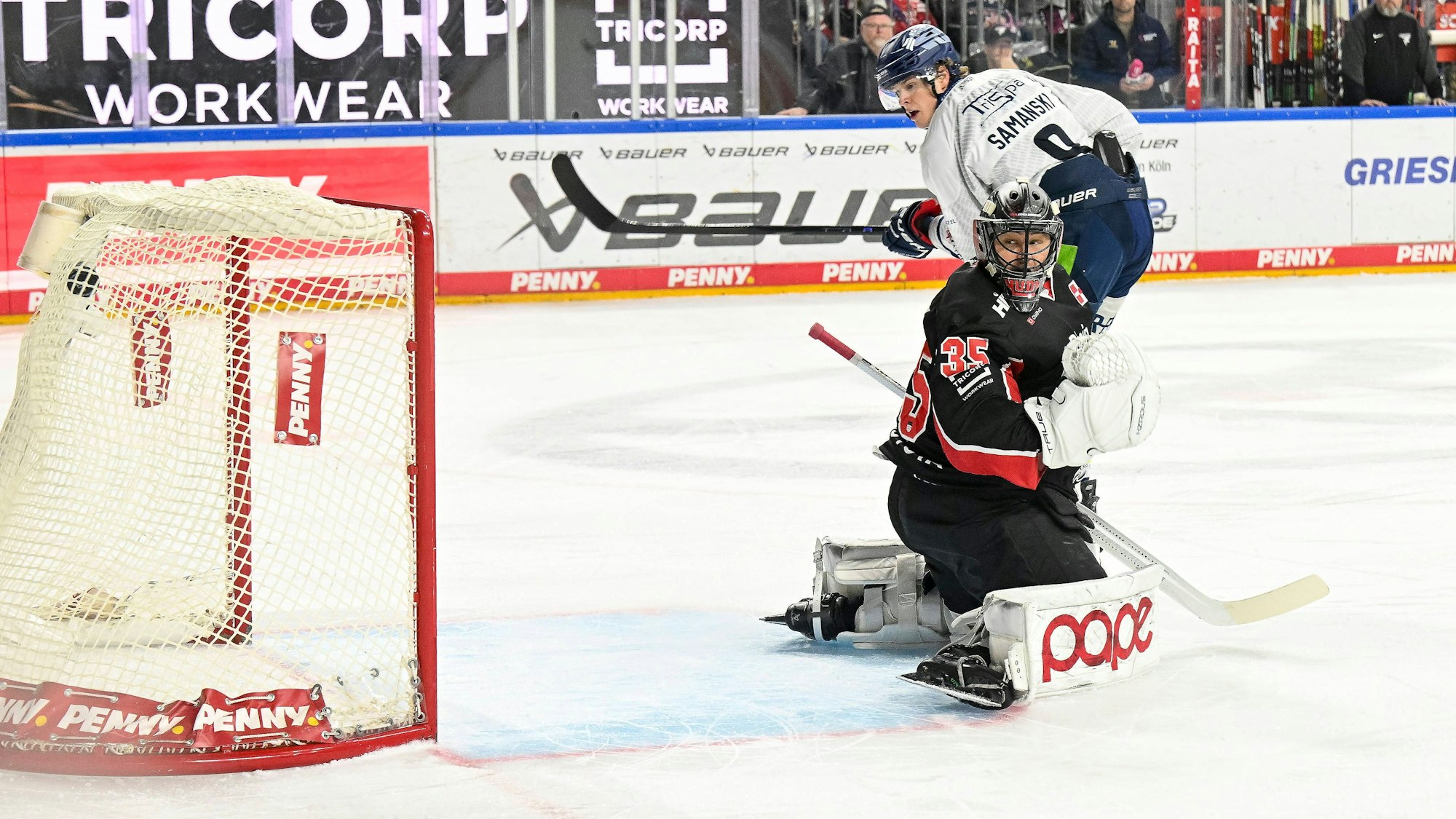 Viermal konnte Haie-Goalie Julius Hudacek bei seinem Comeback im Tor den Schüssen der Straubinger nur hinterherschauen.