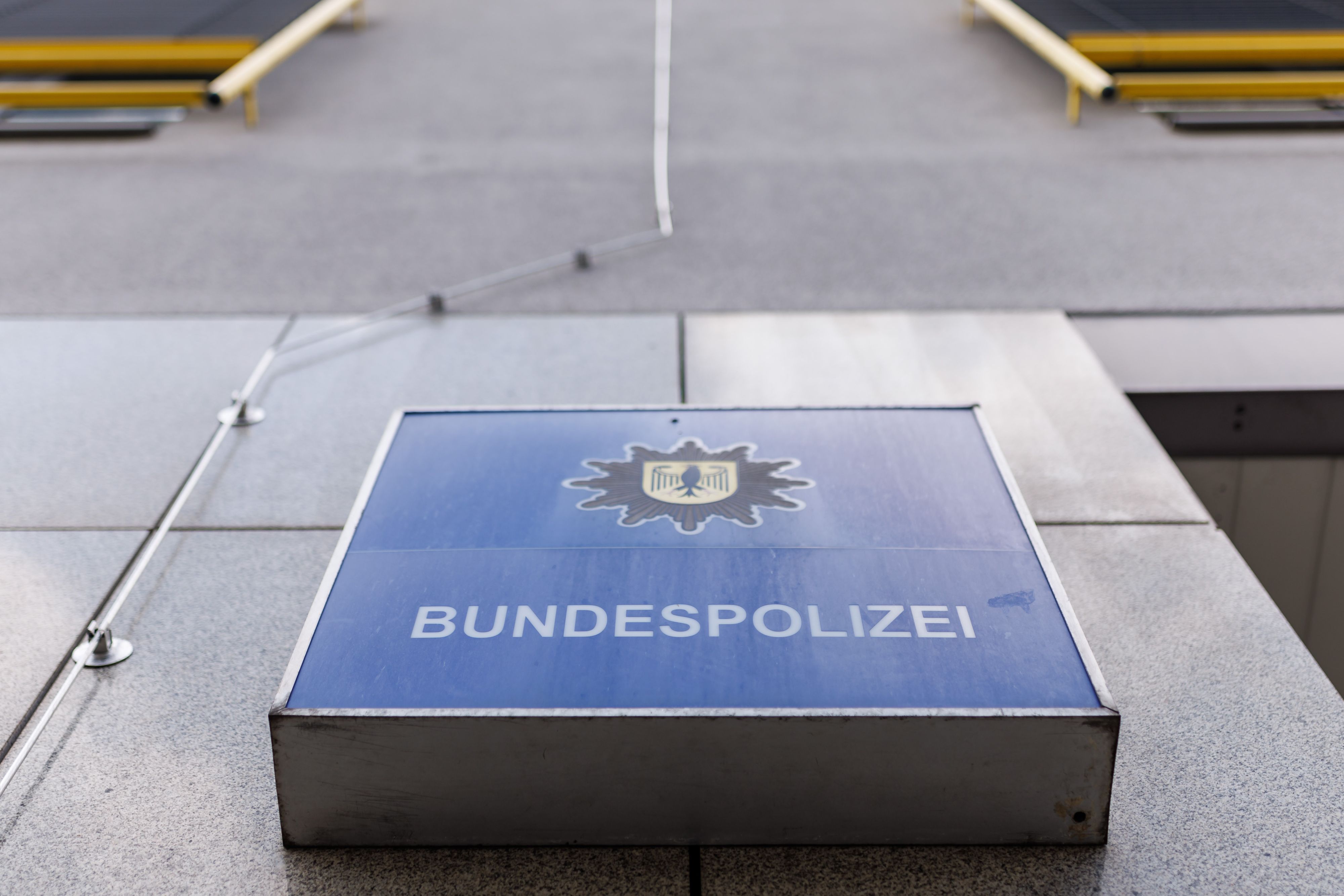 Ein Leuchtkasten mit der Aufschrift „Bundespolizei“ hängt an der Außenfassade der Bundespolizeiinspektion Nürnberg. (Symbolbild)