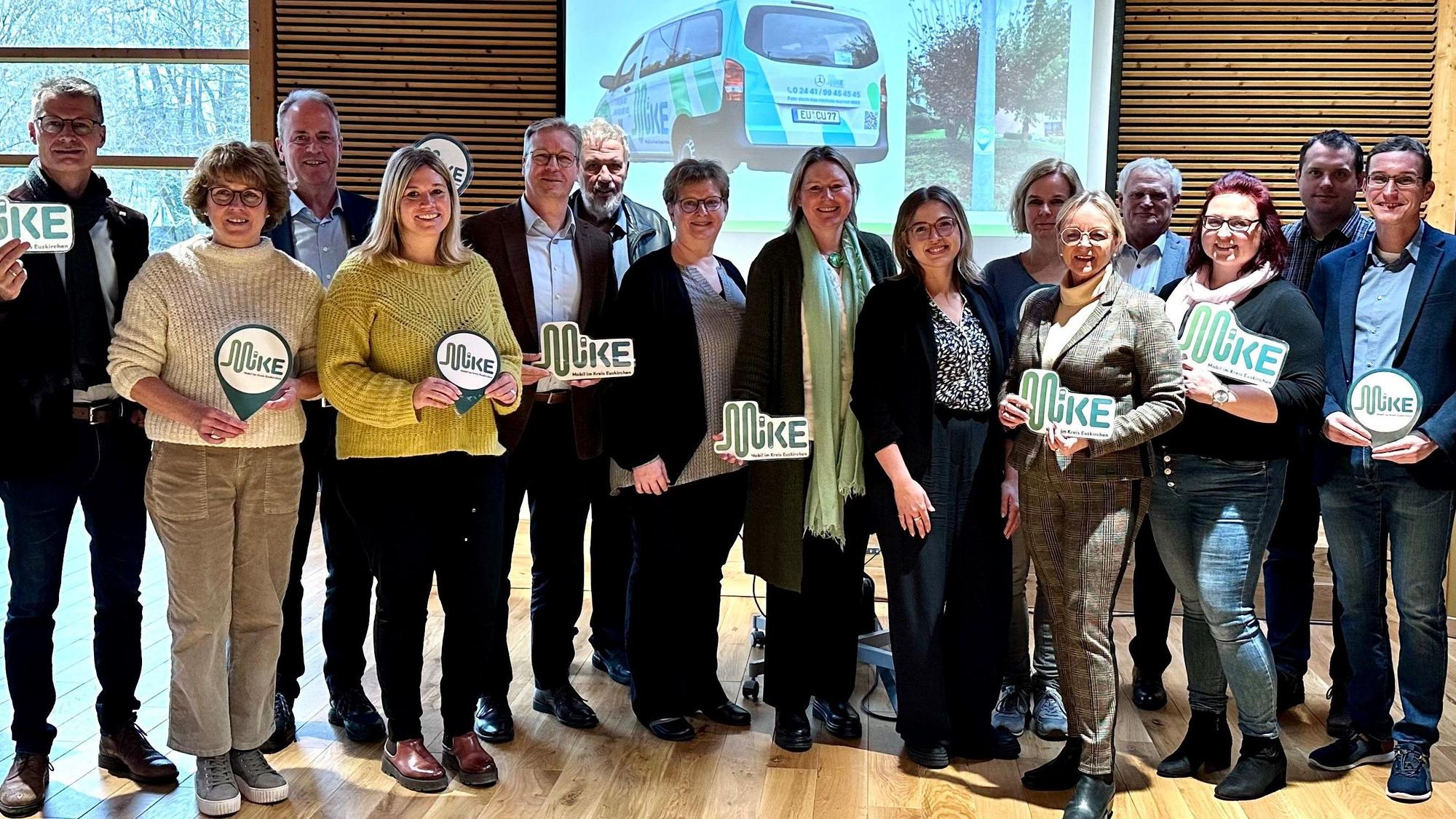 Das Bild zeigt ein Gruppenfoto während der Pressekonferenz in Nettersheim.