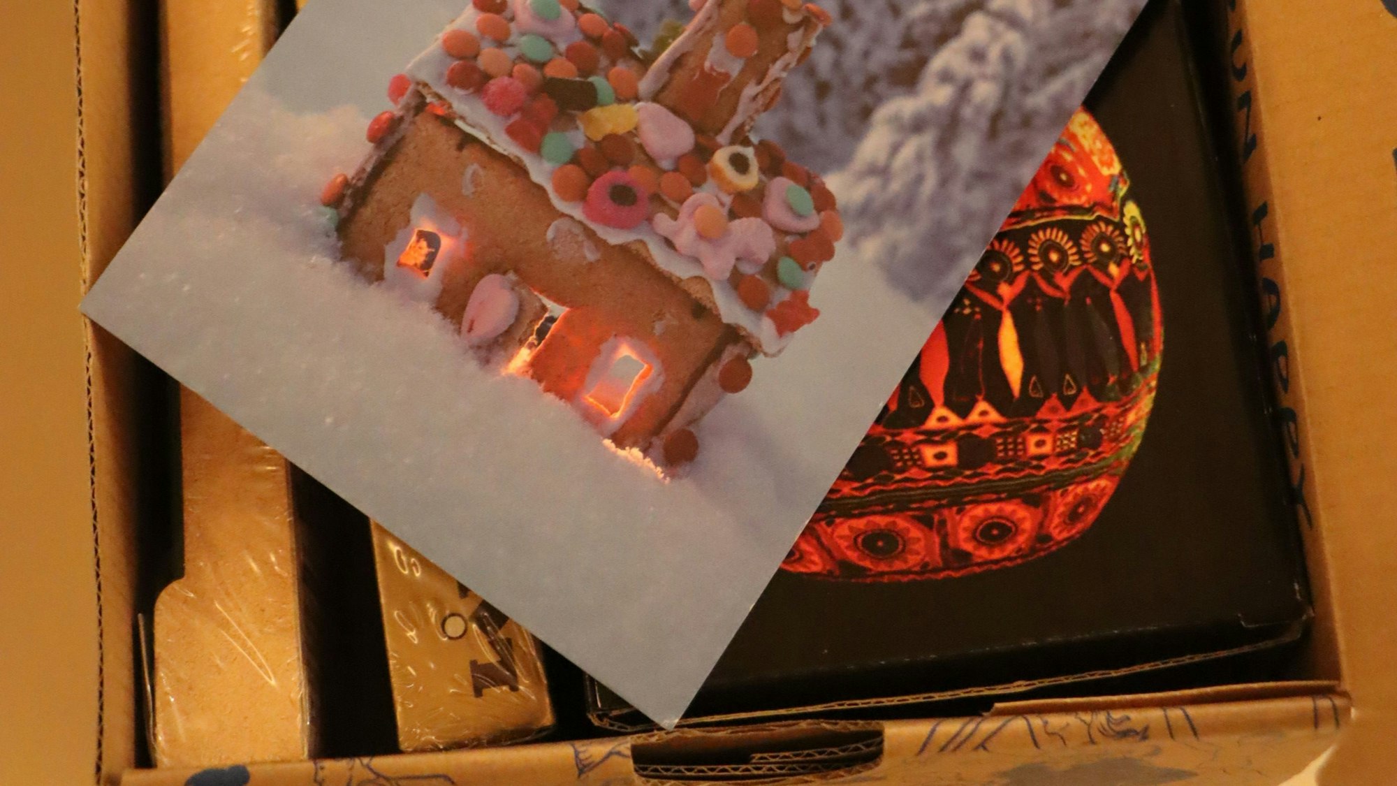 Grußkarten liegen in den Kartons für die Ukraine.