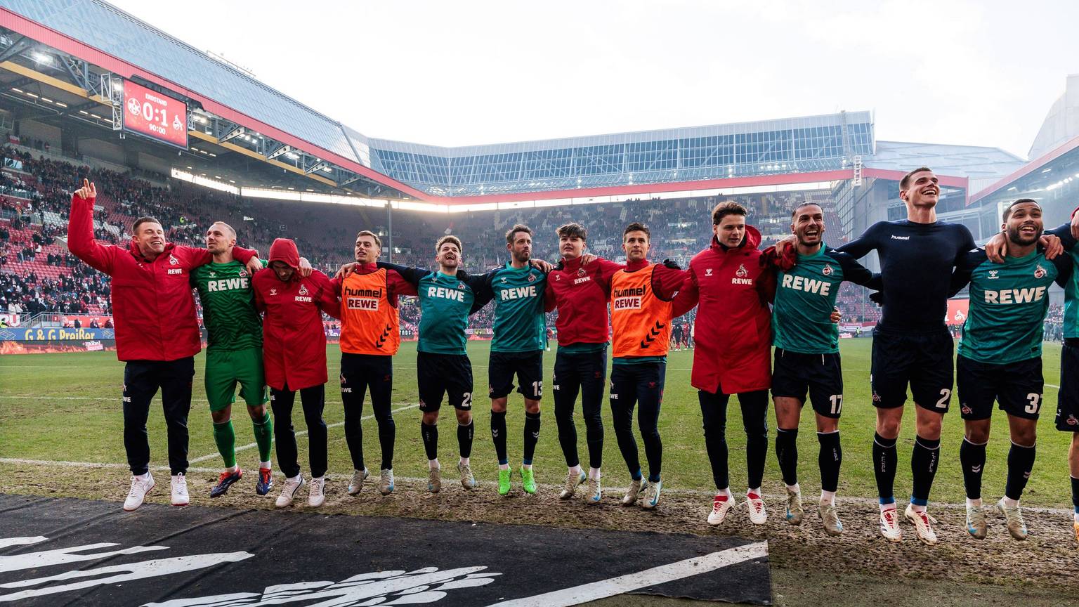 Die Winterkönige des 1. FC Köln feiern vor den 5500 mitgereisten Fans auf dem Betzenberg das 1:0 gegen den 1. FC Kaiserslautern.