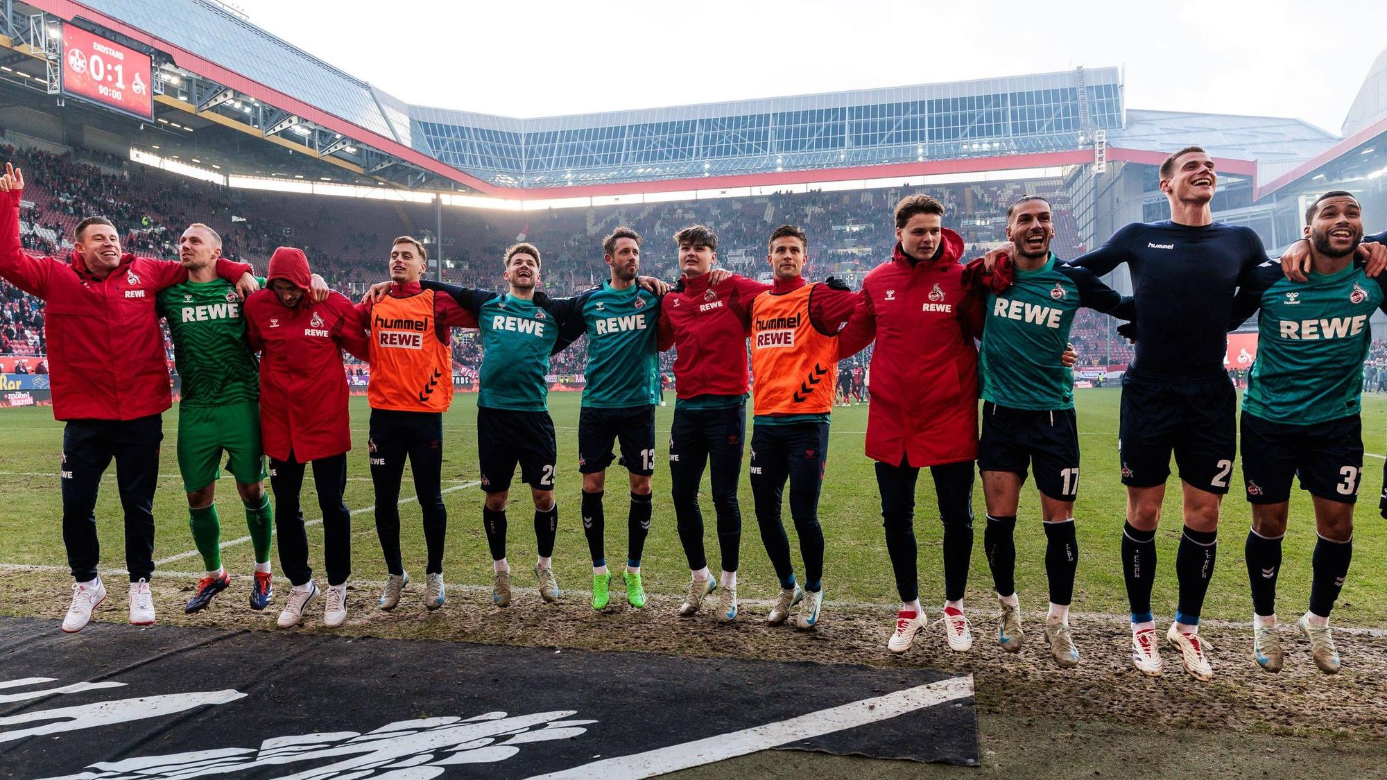 Die Winterkönige des 1. FC Köln feiern vor den 5500 mitgereisten Fans auf dem Betzenberg das 1:0 gegen den 1. FC Kaiserslautern.