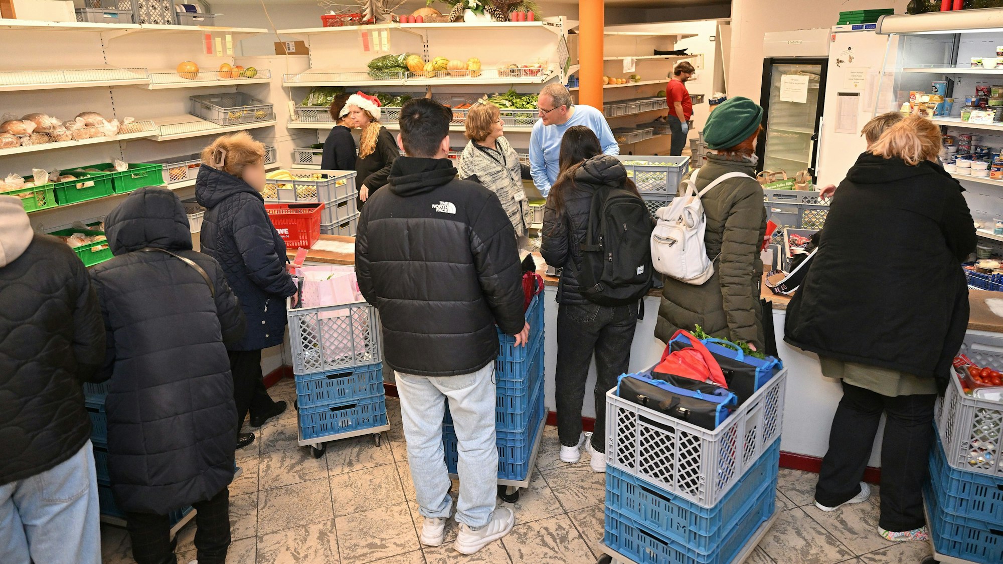 Die Menschen warten vor der Lebensmittelausgabe, bis sie dran sind.