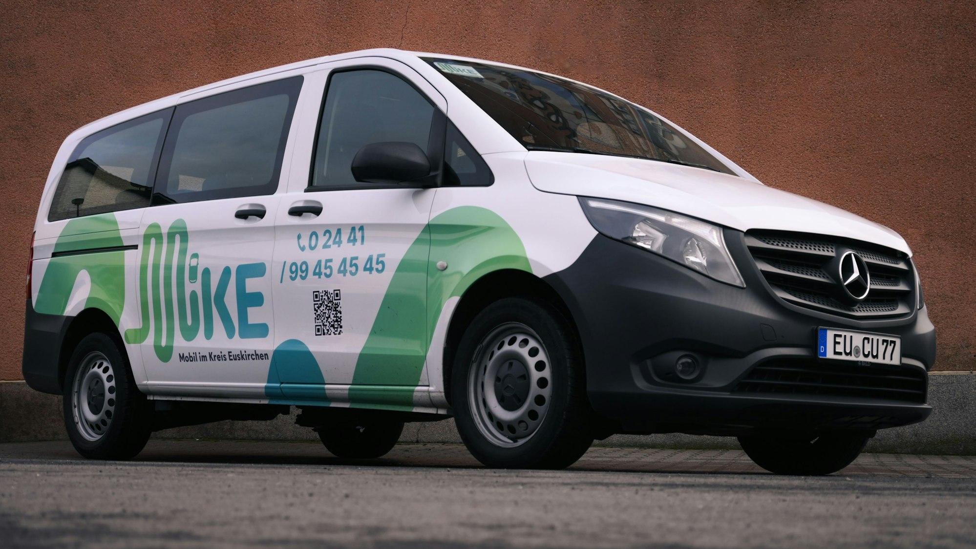 Das Bild zeigt ein Großraumtaxi. An der Seite ist der Schriftzug Mike zu lesen.