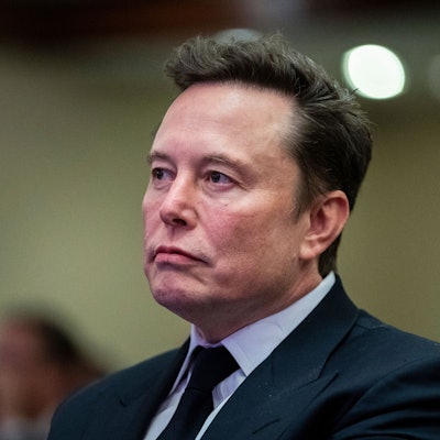 ARCHIV - 13.11.2024, USA, Washington: Elon Musk, Tech-Milliardär und Besitzer von «Tesla» und «X», hört zu, während der designierte US-Präsident Trump während eines Treffens mit dem Kongresskomitee der Republikaner spricht. (zu dpa: «Britische Kommission fordert härtere Regeln für Wahlspenden») Foto: Allison Robbert/AFP Pool via AP/dpa +++ dpa-Bildfunk +++