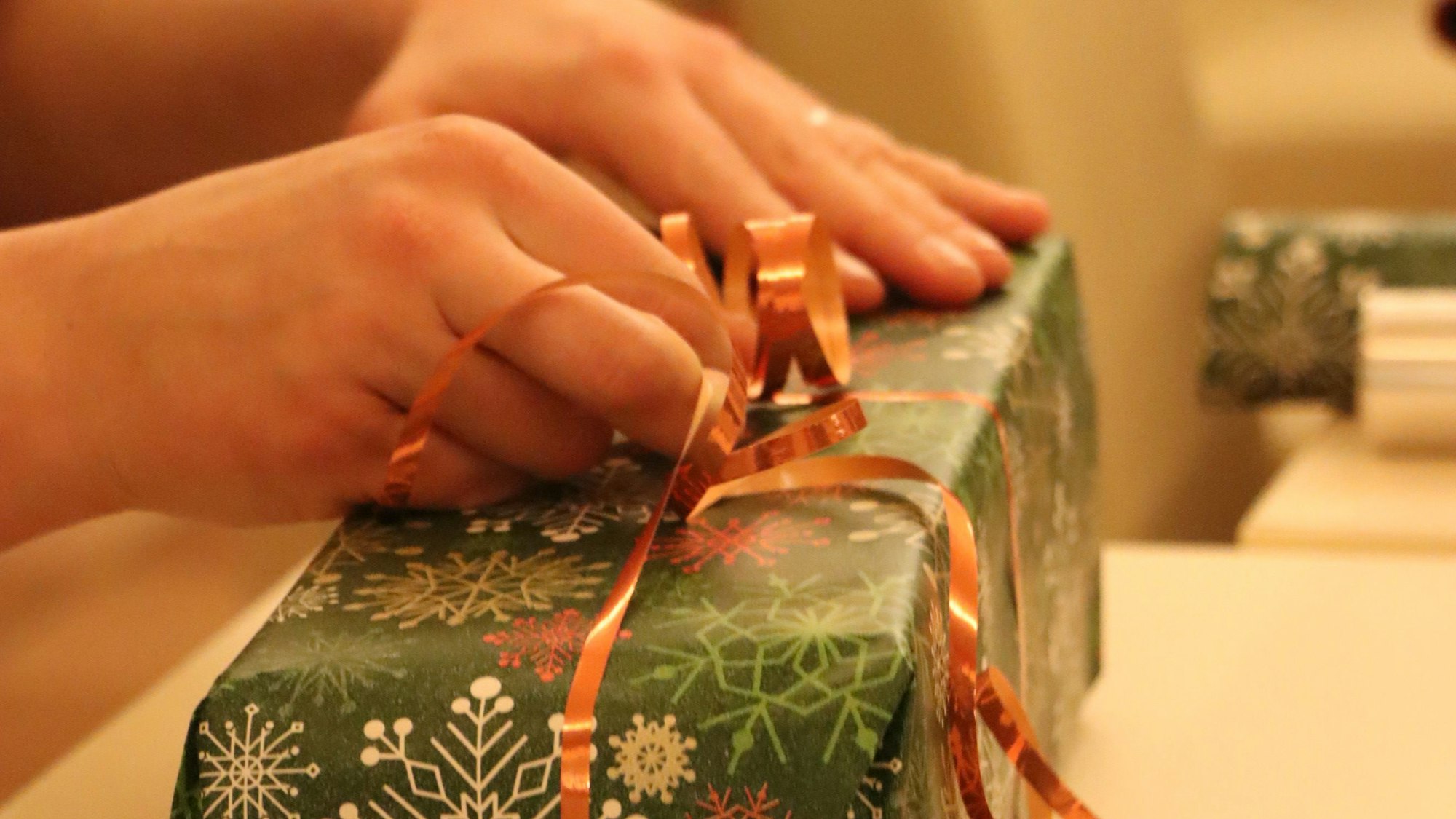 Weihnachtspapier soll an der Front Hoffnung spenden.