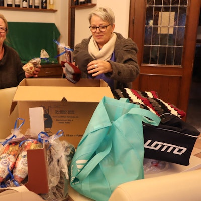Teamwork war angesagt: Gemeinsam packten Maria Luise Streng, und die Andrea Bischoff Päckchen.