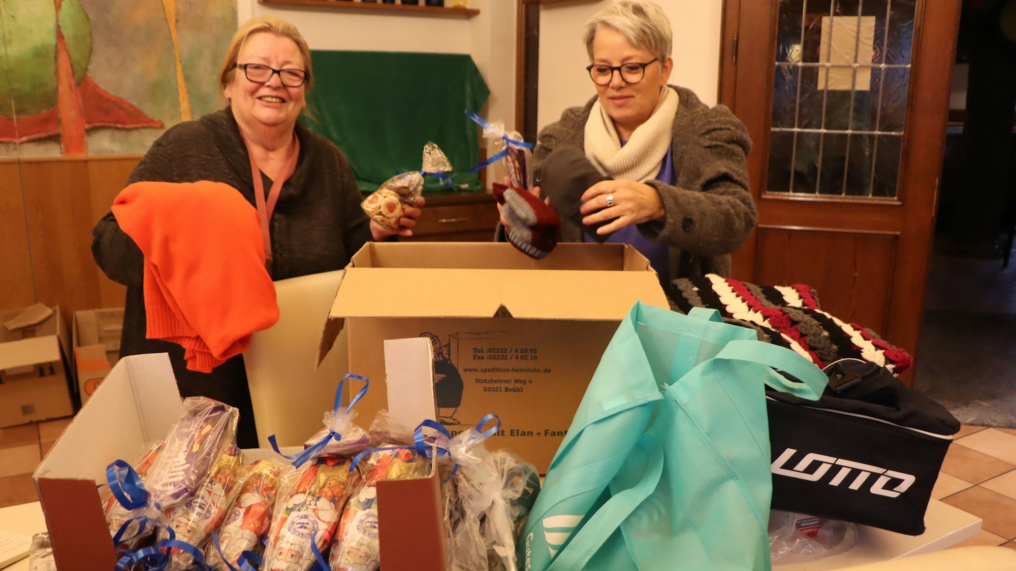Teamwork war angesagt: Gemeinsam packten Maria Luise Streng, und die Andrea Bischoff Päckchen.