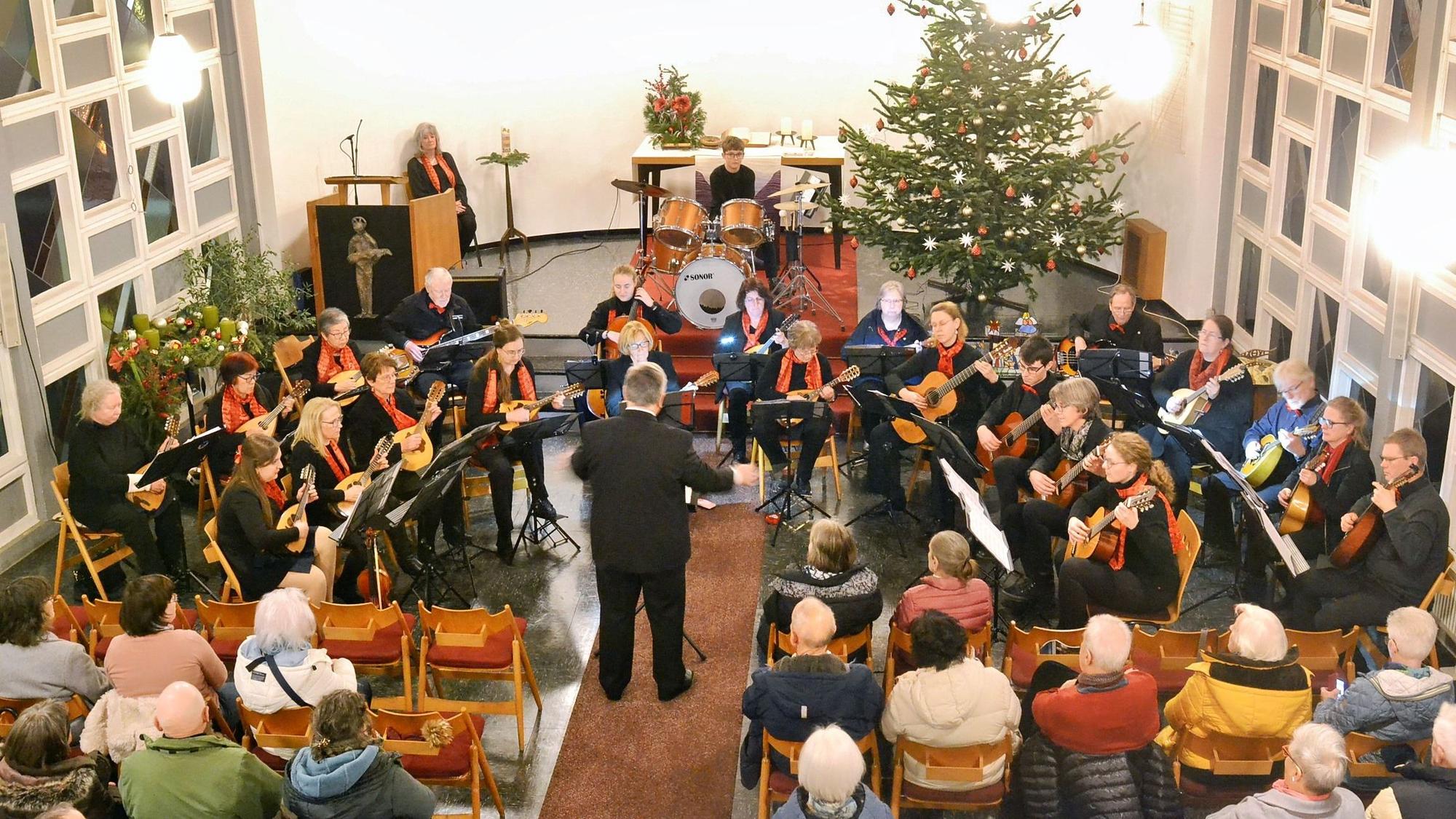 Blick von der Empore auf das Orchester und die Zuhörer.
