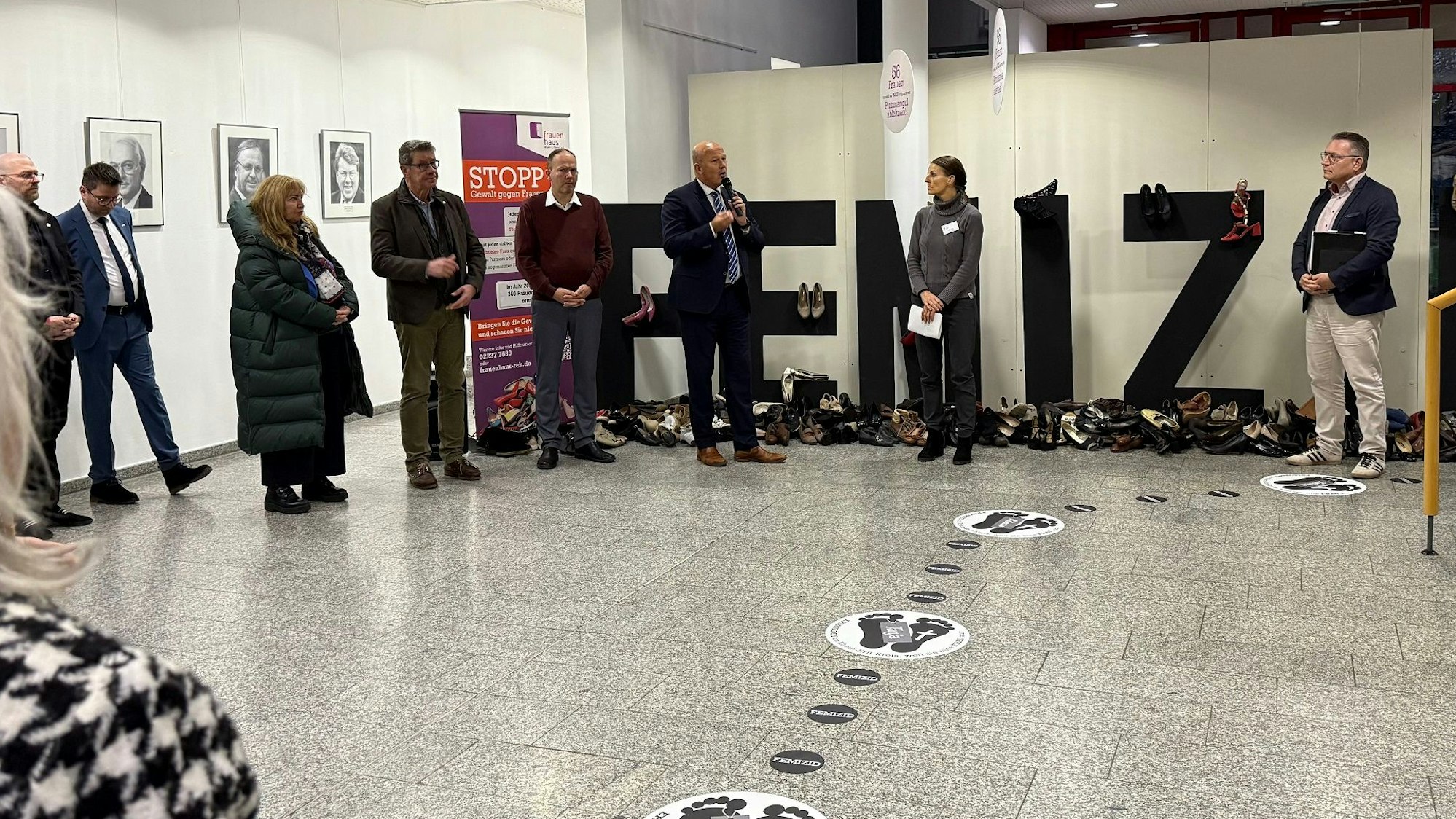 Ein Mahnmal gegen Gewalt an Frauen ist noch bis zum 12. Januar im Kreishaus in Bergheim zu sehen.