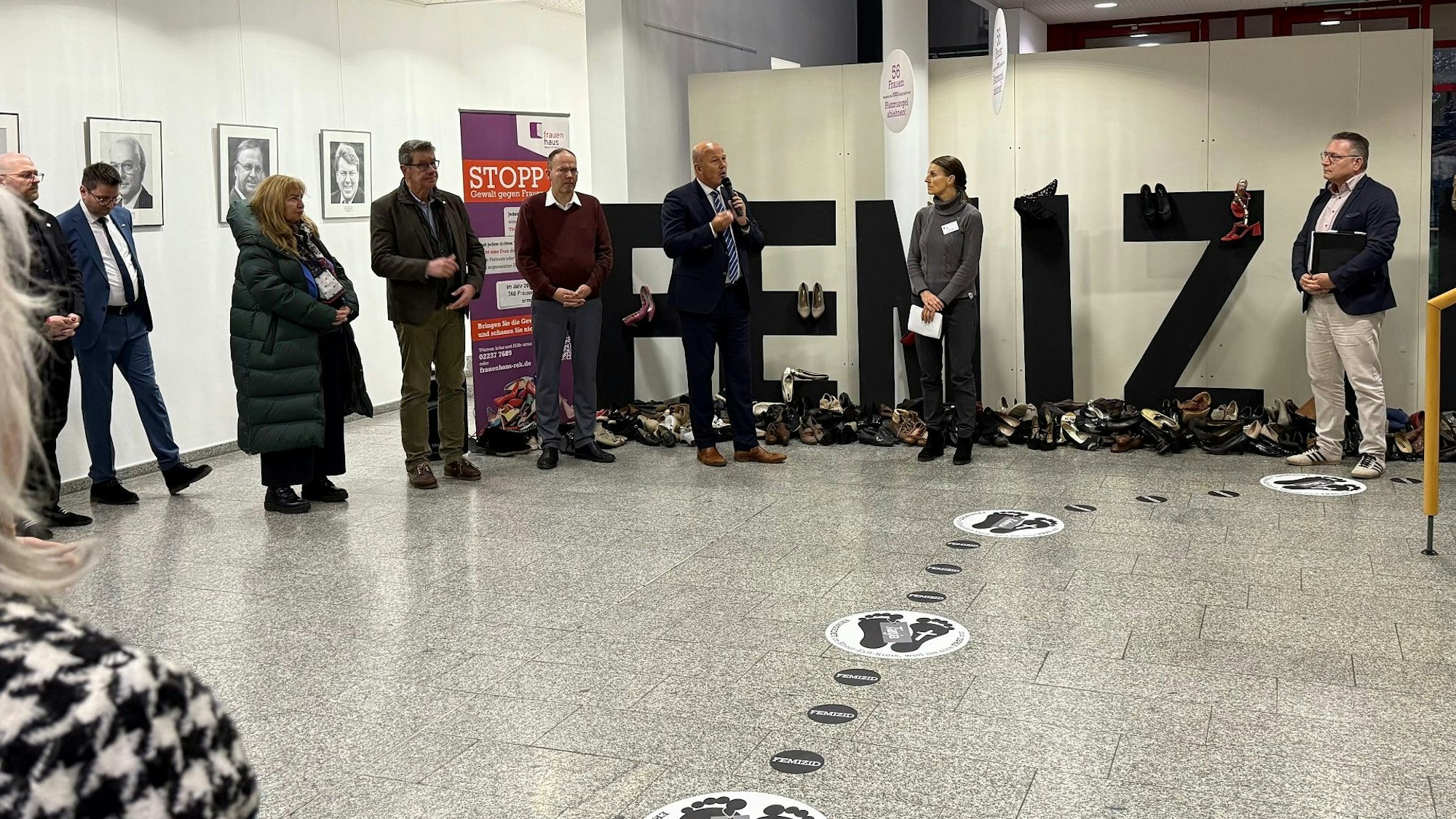 Ein Mahnmal gegen Gewalt an Frauen ist noch bis zum 12. Januar im Kreishaus in Bergheim zu sehen.