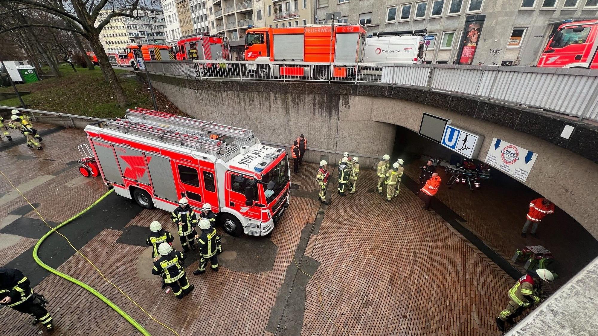 Einsatzfahrzeuge stehen am Ebertplatz.