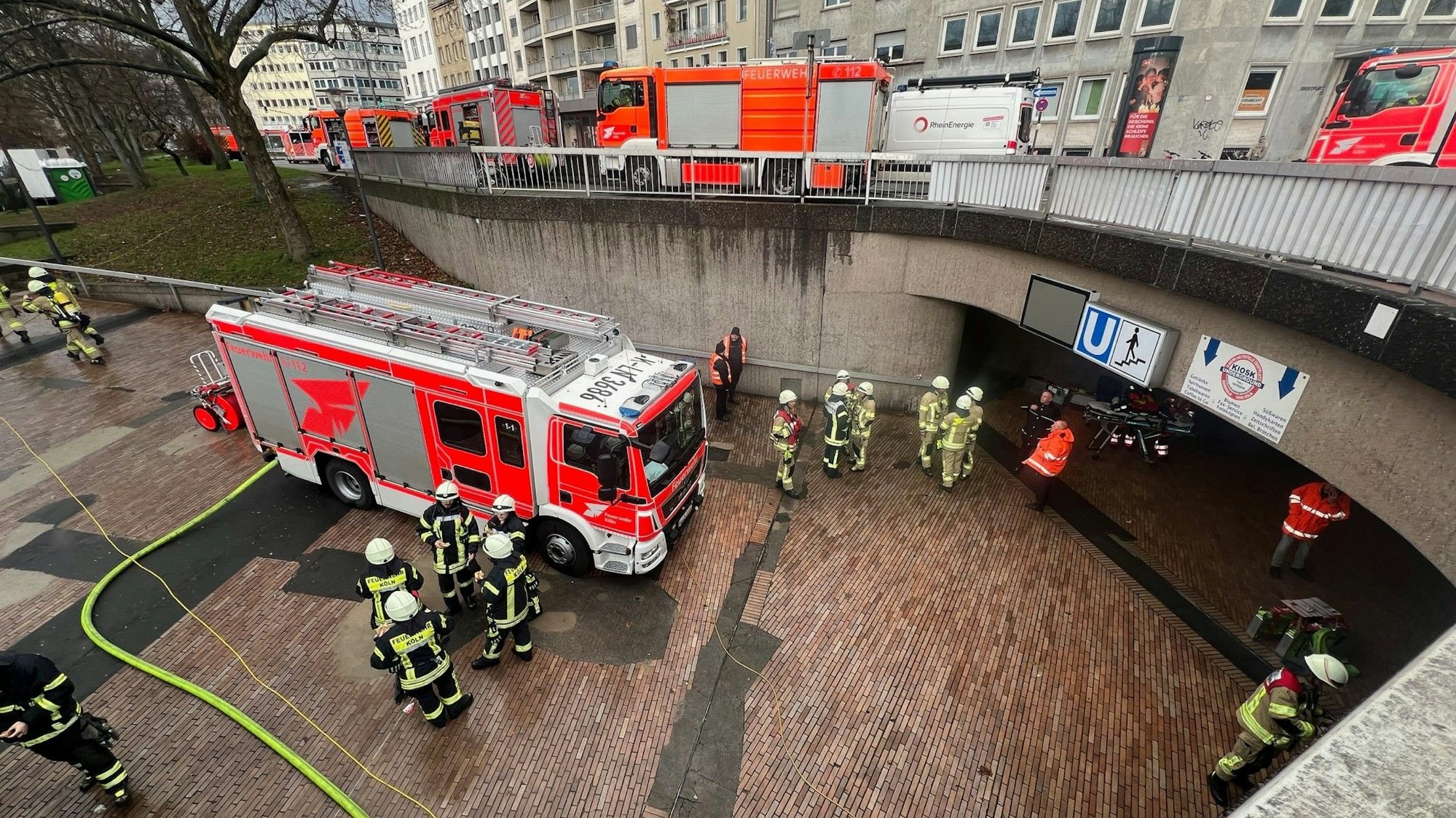 Einsatzfahrzeuge stehen am Ebertplatz.