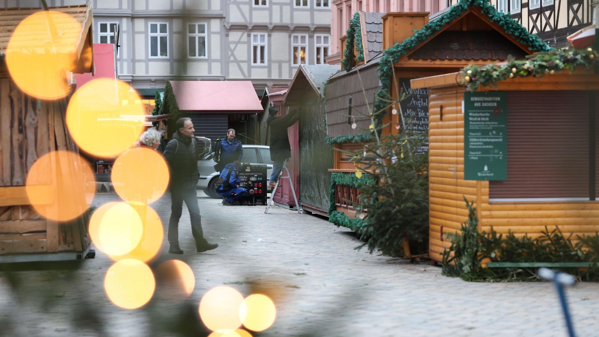 Geschlossener Weihnachtsmarkt in Quedlinburg, Sachsen-Anhalt.