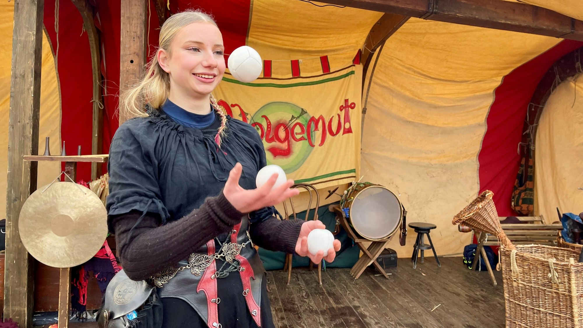 Roya Rotscheroth ist 16 Jahre alt und Gymnasiastin in Siegburg. Sie ist Gauklerin und geht bei Lupus vom Mittelaltermarkt in die Lehre.
