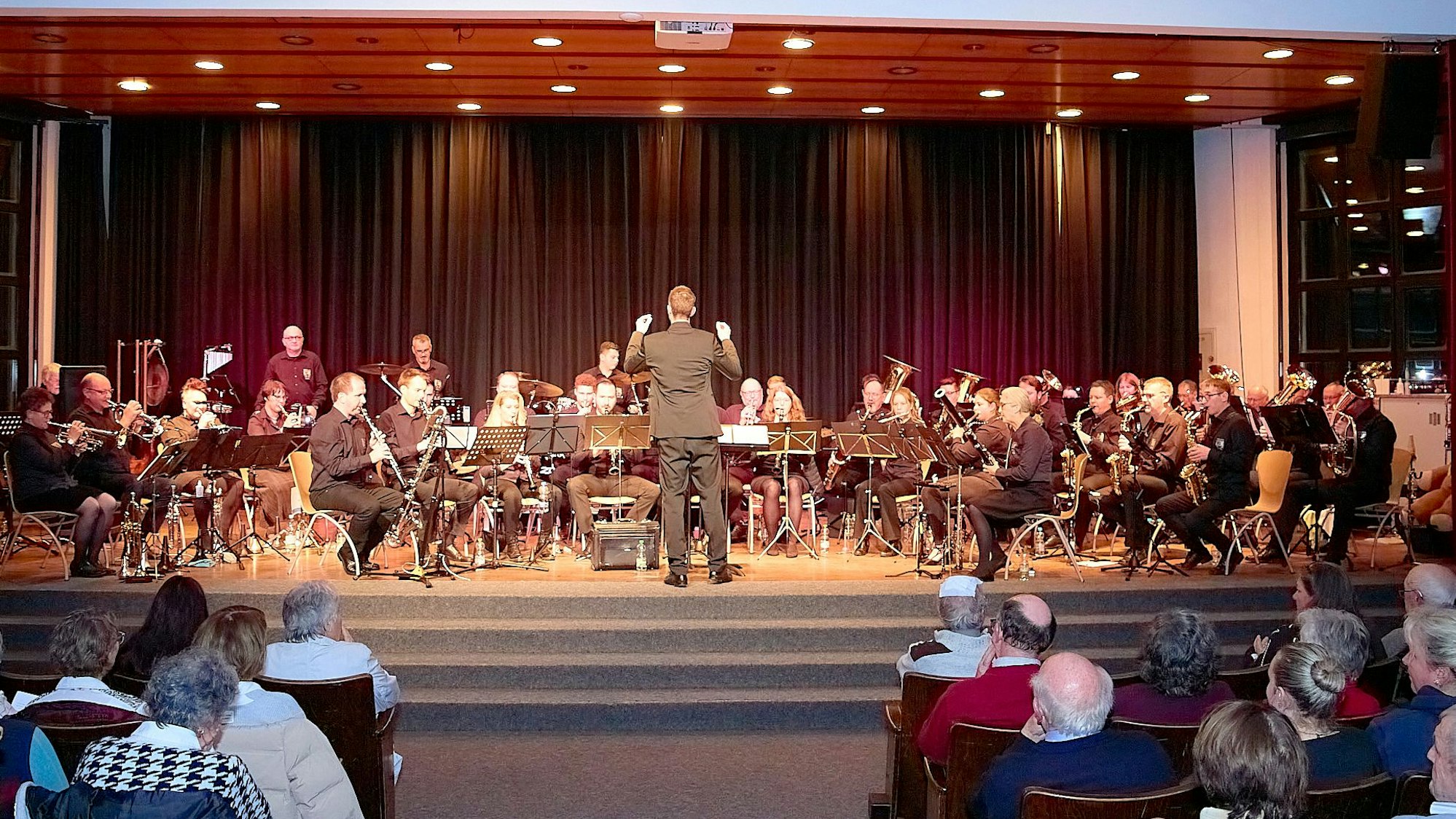 Die Musikkapelle Kall spielt auf der Bühne der Aula des Hermann-Josef-Kollegs in Steinfeld.