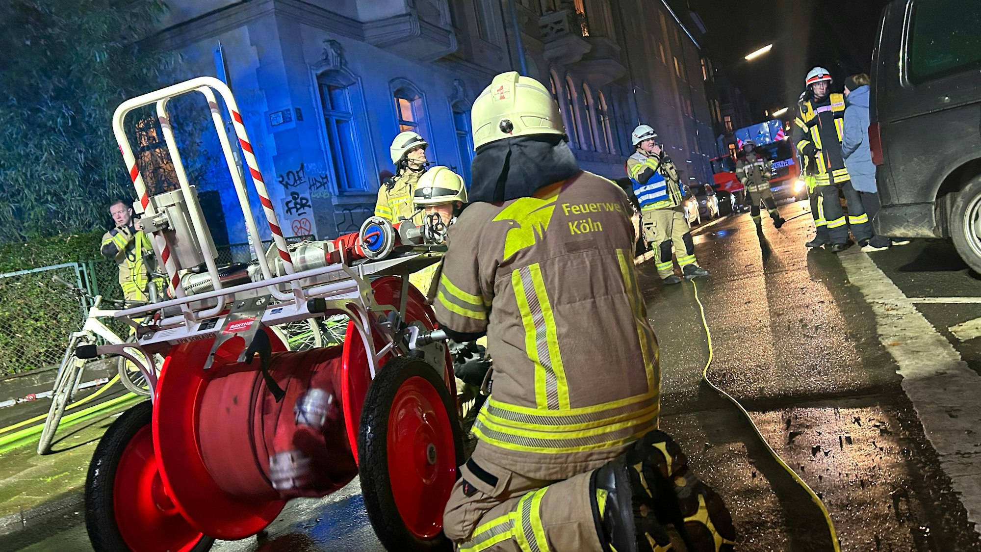 Einsatzkräfte vor dem betroffenen Mehrfamilienhaus nahe des Rathenauplatzes.