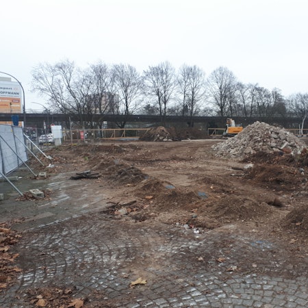 Impressionen vom Baufeld der Edith-Stein-Realschule. Nur an den Rändern des Grundstücks blieben, wie vorgesehen, Bäume stehen.