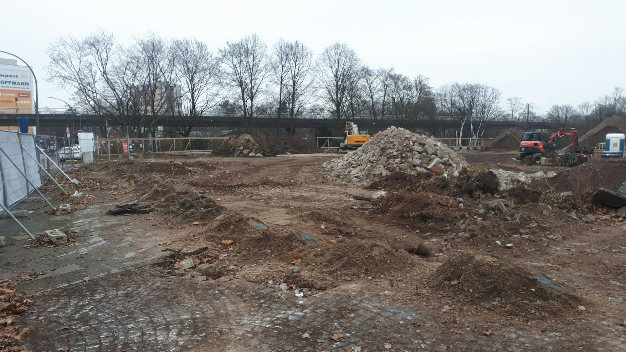 Impressionen vom Baufeld der Edith-Stein-Realschule. Nur an den Rändern des Grundstücks blieben, wie vorgesehen, Bäume stehen.