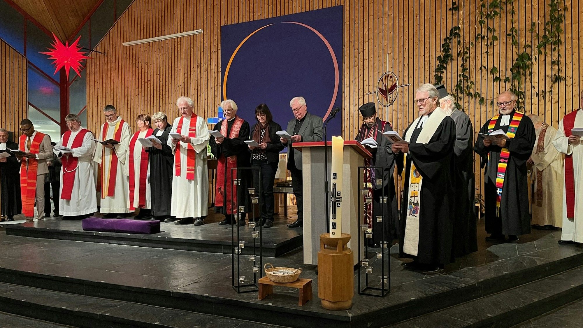 Der langjährige Kölner Ökumenepfarrer Hans-Georg Link feierte sein goldenes Ordinationsjubiläum in der Eiler Markuskirche.