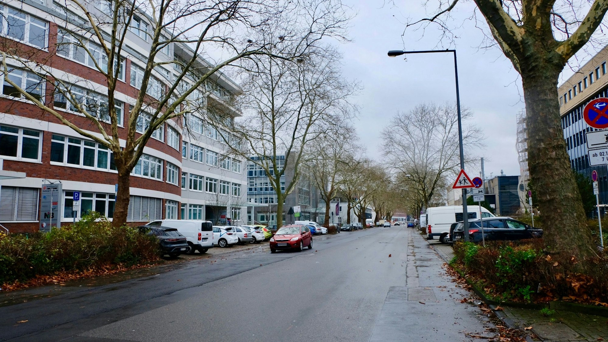 Die Stolberger Straße mit Senkrechtparkplätzen auf der Höhe der ansässigen Gewerbebetriebe.