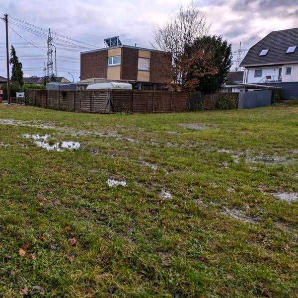 Der Kirmesplatz an der Engeldorfer Straße verwandelt sich bei Regen schnell in einen Schlammplatz.