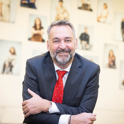 Hein Mulders vor der Fotowand im Foyer des Staatenhauses.