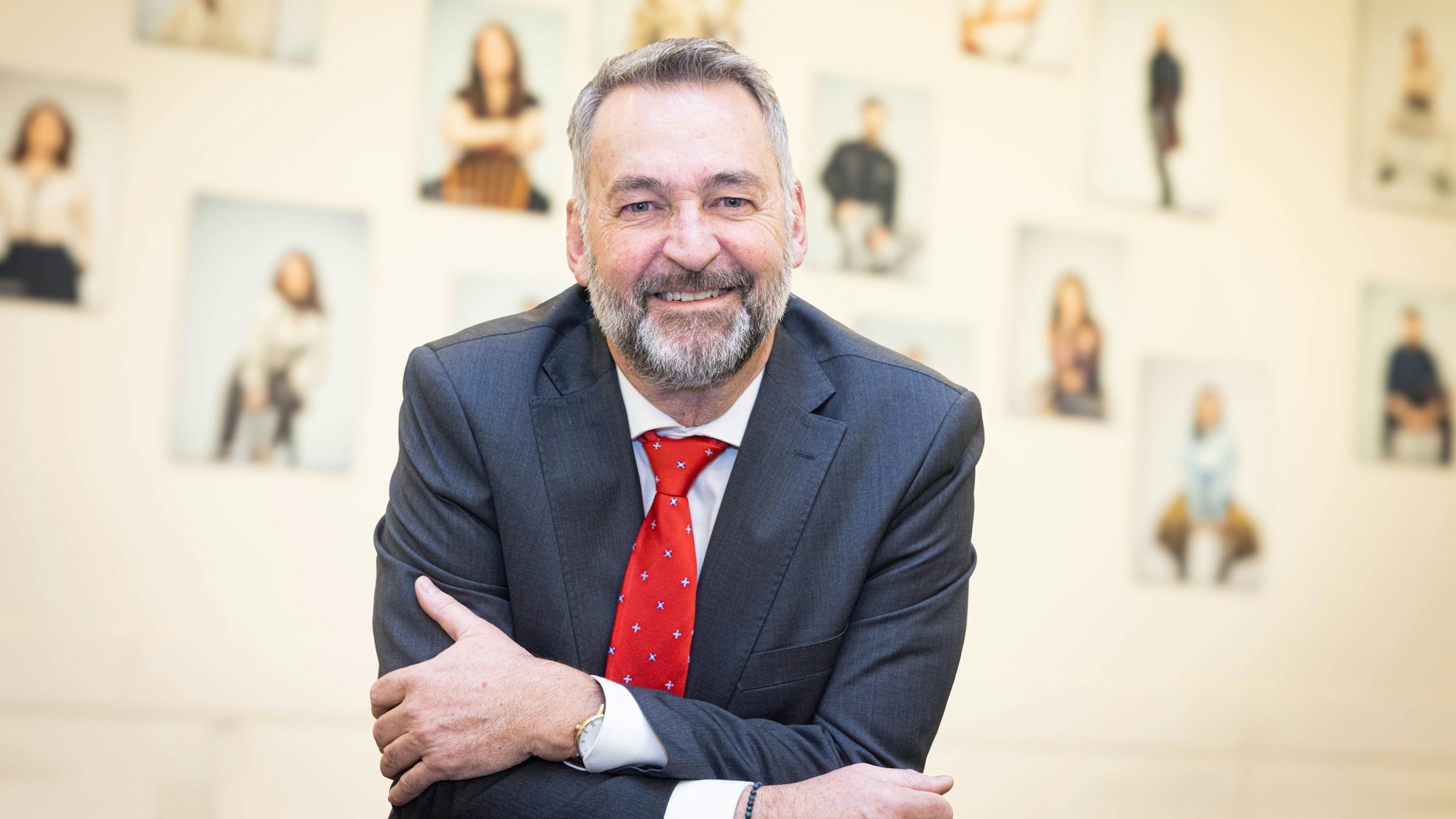 Hein Mulders vor der Fotowand im Foyer des Staatenhauses.