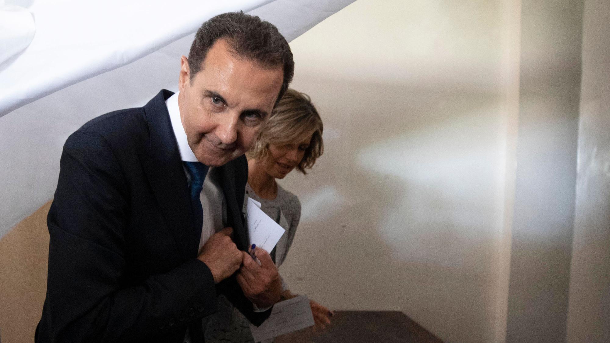 Der ehemalige syrische Präsident Baschar al Assad und seine Frau Asma bereiten sich 2021 auf die Stimmabgabe während der Präsidentschaftswahlen in der Stadt Douma nahe der syrischen Hauptstadt Damaskus vor. (Archivbild)