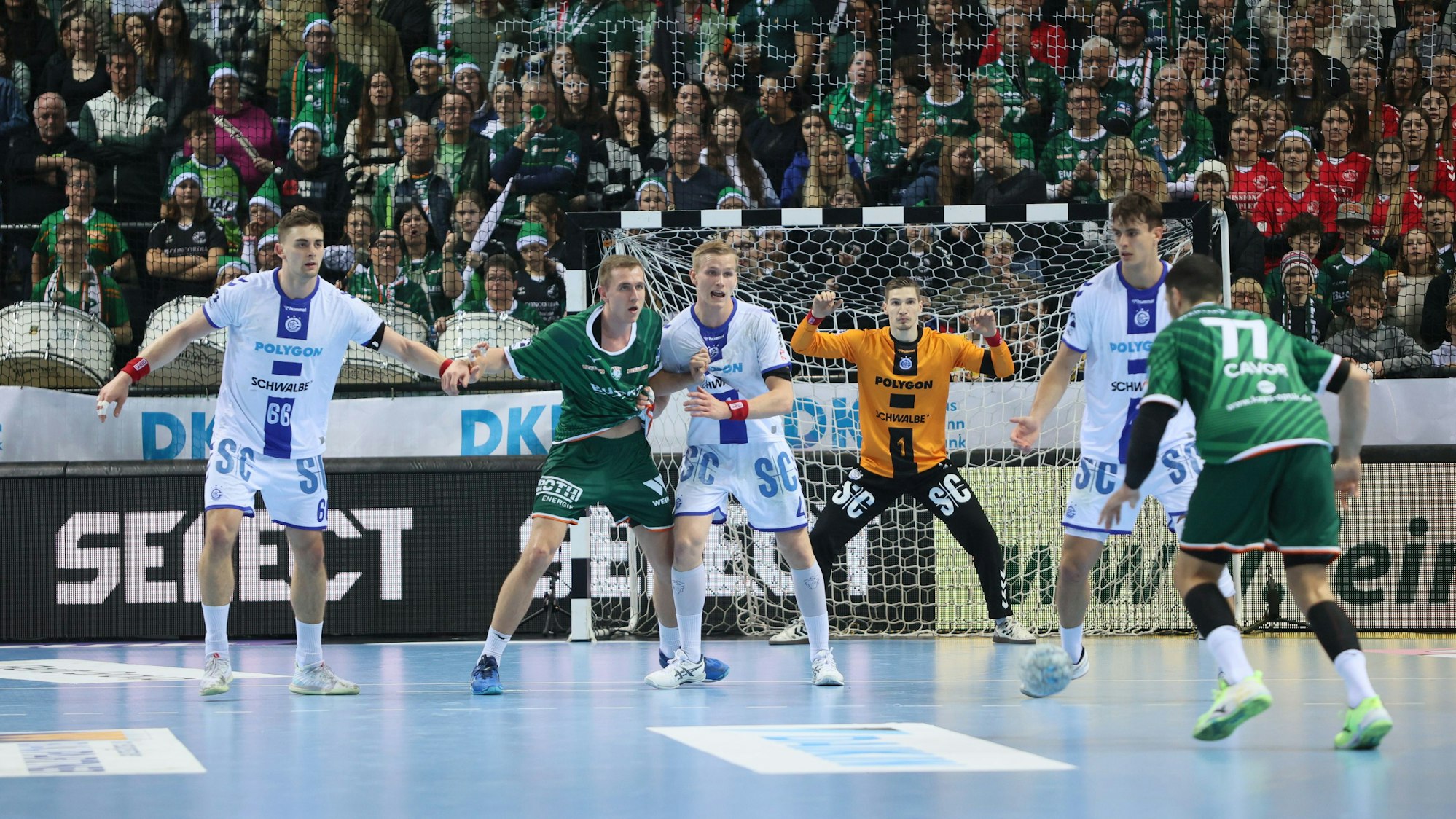 Die Abwehr des VfL Gummersbach vor Torhüter Dominik Kuzmanovic erwartet die Wetzlarer Angreifer.