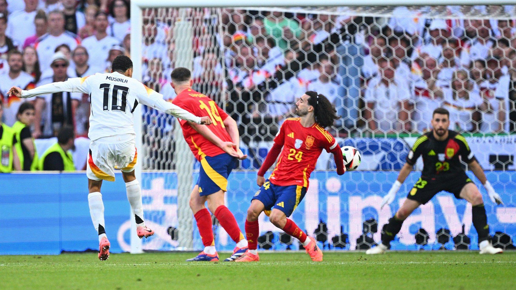 Während des EM-Viertelfinales zwischen Spanien und Deutschland wehrte Marc Cucurella den Ball mit einem Handspiel ab. (Archivbild)
