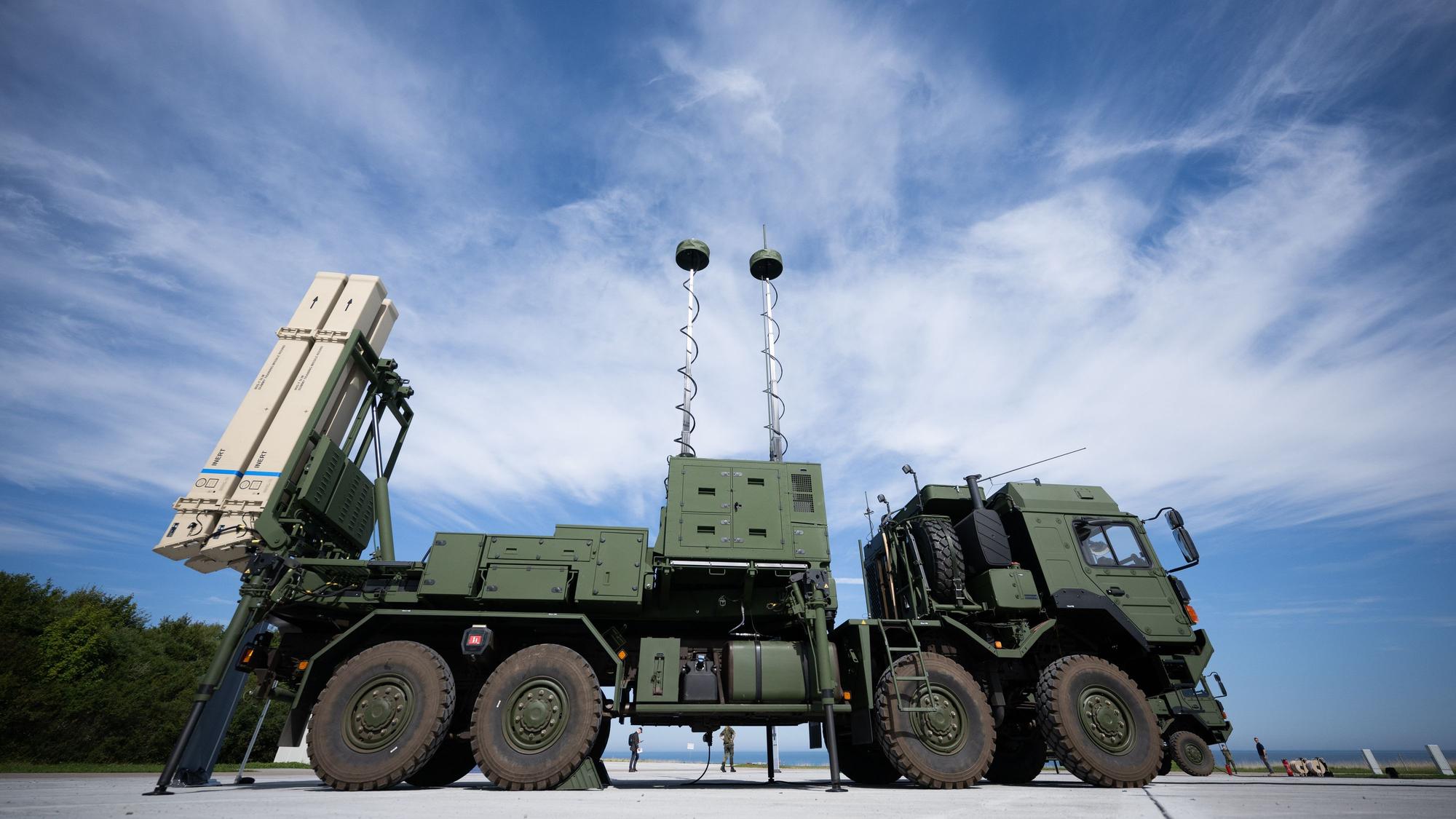 Ein Launcher des Luftverteidigungssystems IRIS-T SLM der Firma Diehl Defence steht während der Vorstellung der European Air Defence Academy in der Kaserne Todendorf auf einer Platte.