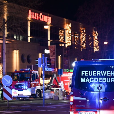 Ein Einsatzfahrzeug der Feuerwehr Magdeburg steht vor dem Allee-Center. Am Freitagabend war ein Autofahrer in eine Menschenmenge auf dem Weihnachtsmarkt gefahren. Der Tatverdächtige war Jahre zuvor in Mecklenburg-Vorpommern schon mit Gewaltandrohungen aufgefallen.