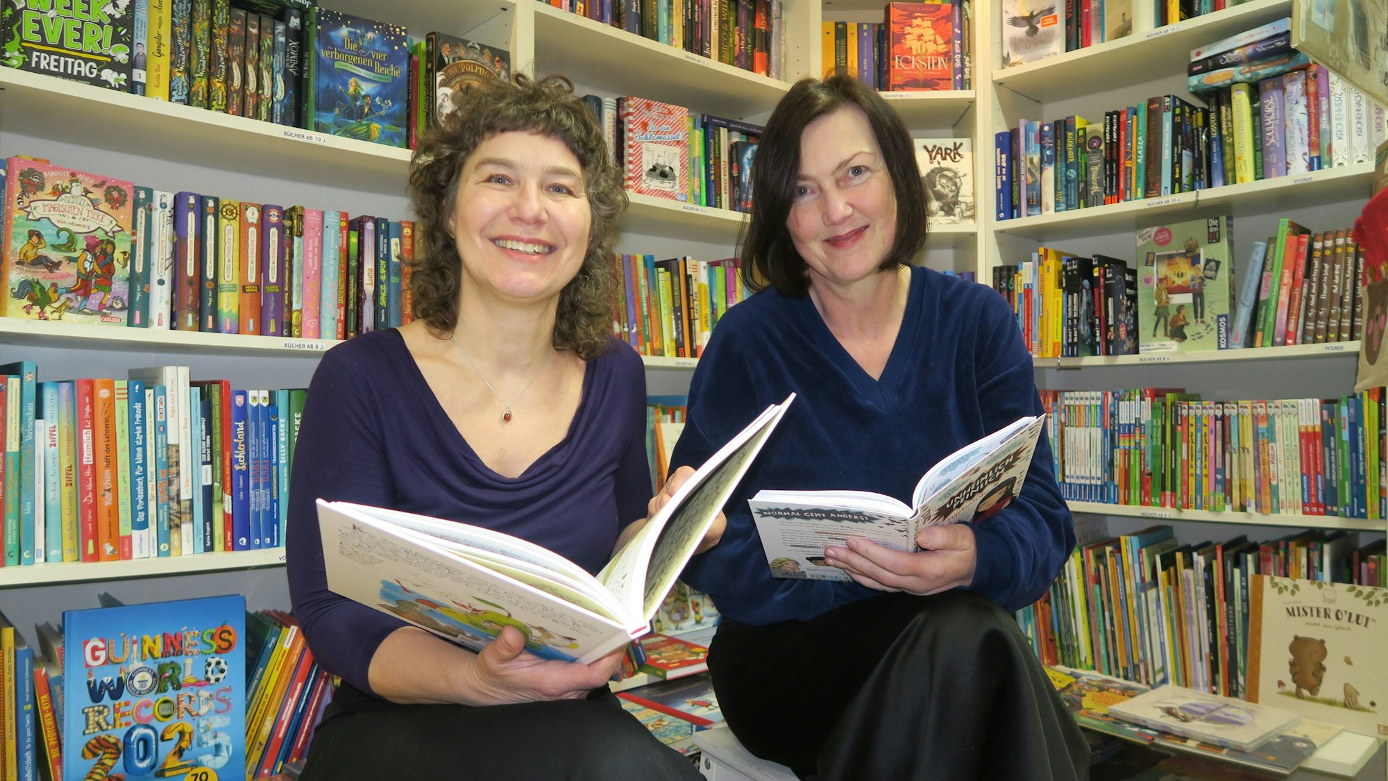 Die Übergabe ist in vollem Gange: Sabine Klare-Baltzer und Ina Raki (v.l.) sprechen noch die letzten Feinheiten ab.